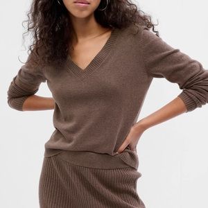 Famous Cashsoft Gap v-neck sweater in melange brown. Size M.